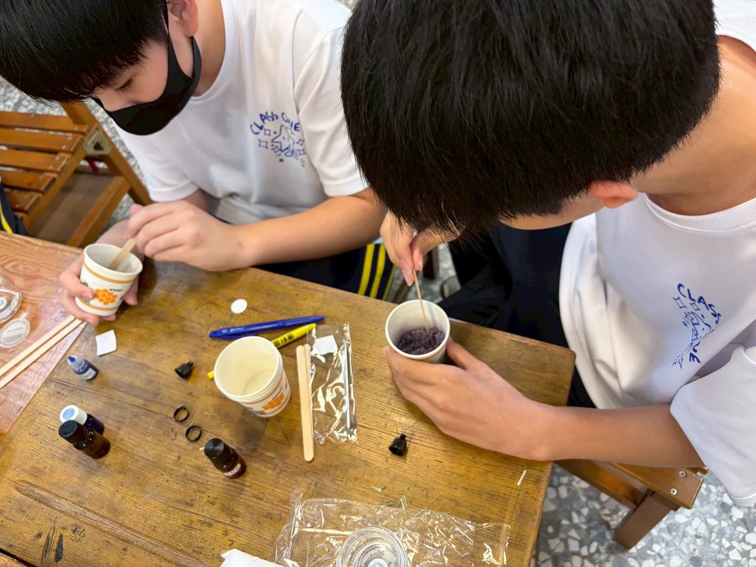 學生專注地調配香氛蠟燭顆粒