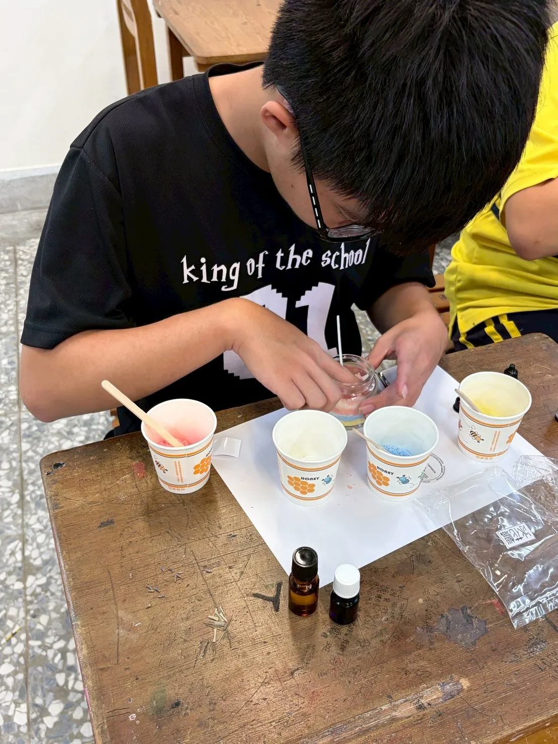 學生調配出來的粉藍色系蠟燭顆粒